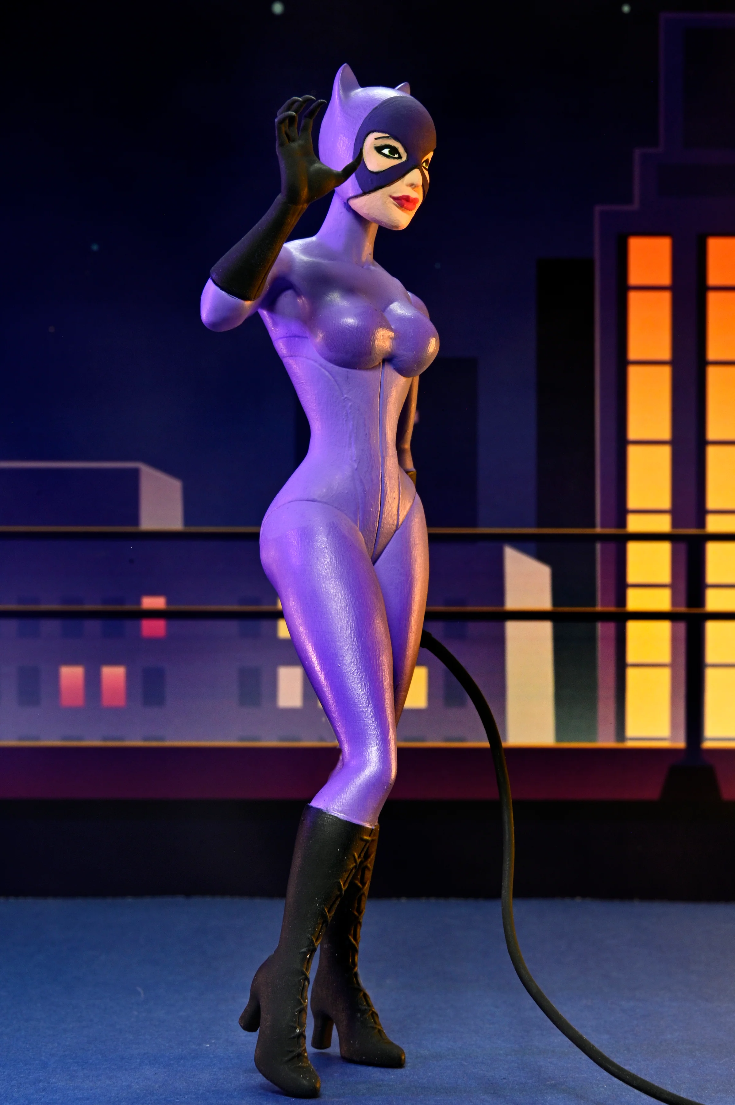 DC Comics (Classic Comics) - Toony Classics Catwoman 6" Scale Action Figure (Purple Suit) - Image 2