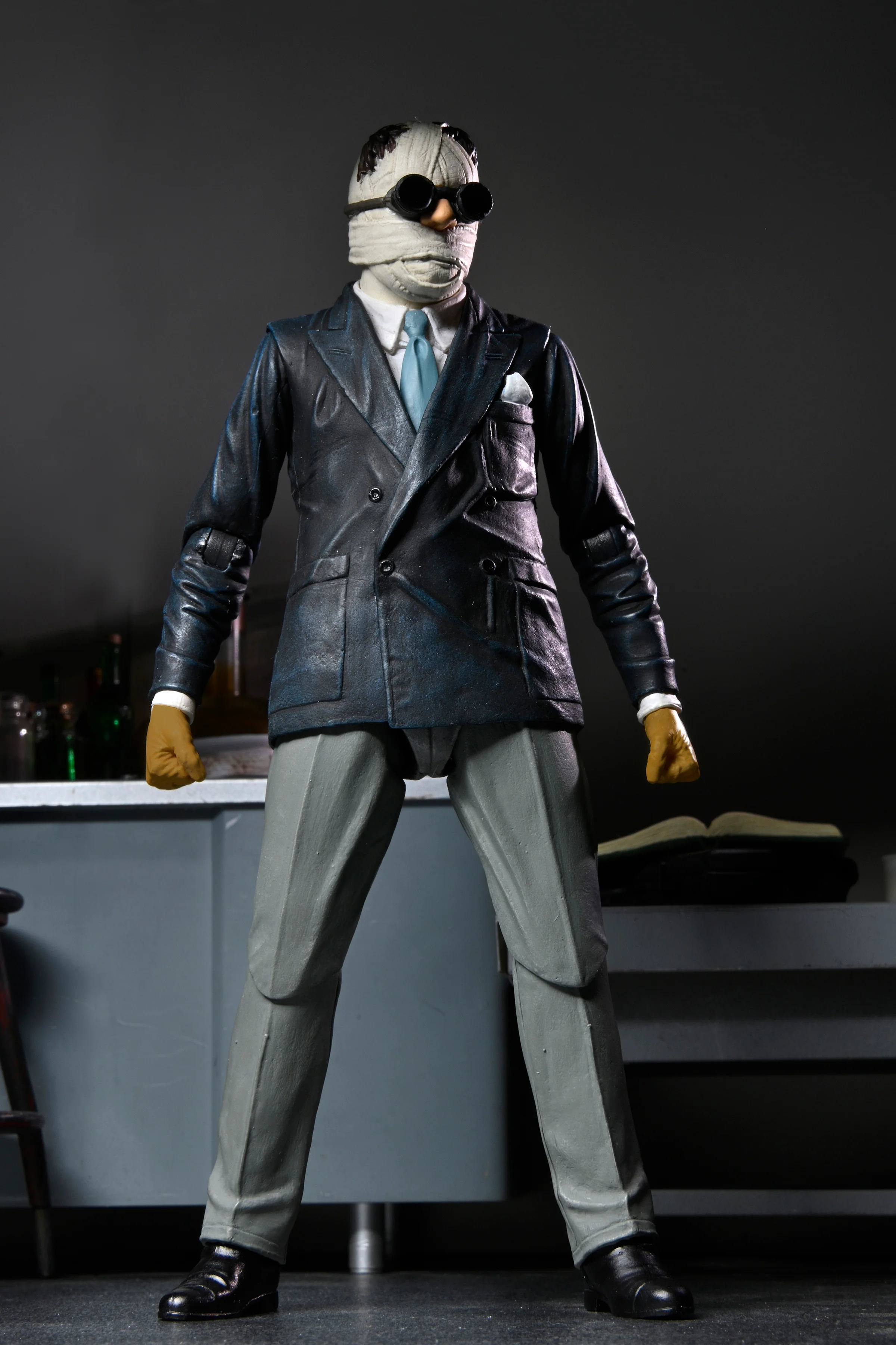 Universal Monsters - Ultimate Invisible Man 7" Scale Action Figure